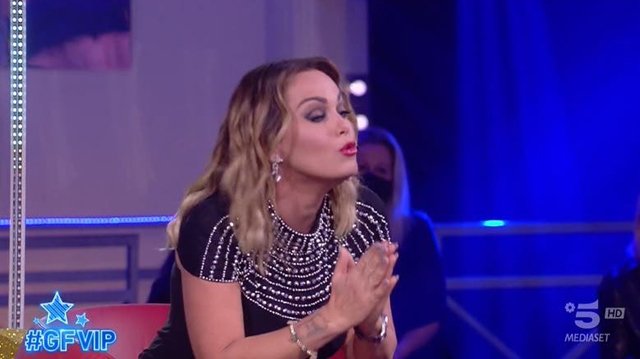 Alfonso Signorini e Sonia Bruganelli litigano al Grande Fratello: 'Ti tolgo la parola, non sei tu la conduttrice'. Lei lascia lo studio e poi...